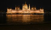The Hungarian parliament building in Budapest by night. (© picture alliance / NurPhoto / Artur Widak)