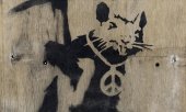 Das Bild Gangster Rat von Banksy bei einer Auktion im Januar 2026 in Los Angeles. (© picture alliance / Sipa USA / Ted Soqui)