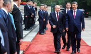 Putin wird von einer hochrangigen russischen Wirtschaftsdelegation nach China begleitet. (© picture alliance / ZUMAPRESS.com  Alexander Kazakov)
