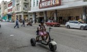 Straßenszene in Havanna. (© picture alliance / Anadolu / Magdalena Chodownik)