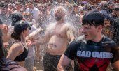 Tentative de rafraîchissement lors du festival Hellfest à Clisson (Loire-Atlantique, France), le 21 juin 2026. (© picture alliance / Hans Lucas / Jimmy Beunardeau)