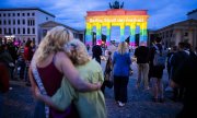 Trauer und leuchtende Farben für das Brandenburger Tor in Berlin am Tag nach dem Anschlag. (© picture alliance/dpa/Christoph Soeder)