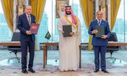 Von links nach rechts: Erdoğan, bin Salman und Sharif während der Vertragszeremonie. (© picture alliance / ZUMAPRESS.com / Saudi Press Agency)