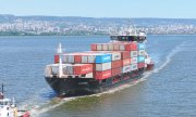 Das beschädigte Containerschiff U Stark fährt in den Hafen von Varna ein, Juni 2026. (© picture-alliance/NurPhoto / Sky Pictures Bulgaria)