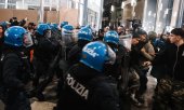 Polis Milano'da protestoculara müdahale ederken. (© picture-alliance/NurPhoto/Alessandro Bremec)