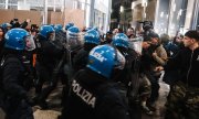 Police confront protesters in Milan. (© picture-alliance/NurPhoto/Alessandro Bremec)
