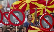 The opposition accuses the Gruevski government of election fraud, corruption and illegally phone tapping 20,000 citizens. (© picture-alliance/dpa)