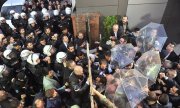 Police storming the compound of TV channel Kanaltürk. (© picture-alliance/dpa)