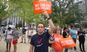 People attending a vigil in Orlando demonstrate for tougher gun laws. (© picture-alliance/dpa)