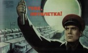 A poster from Soviet times reads "Long live the five-year plan". (© picture-alliance/dpa)