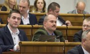 Party founder Marian Kotleba (centre) in the Slovakian parliament. (© picture-alliance/dpa)