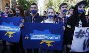 Demonstrators in Kiev protest against the blocking of Russian social networks. (© picture-alliance/dpa)