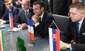 Emmanuel Macron met with representatives of the Visegrád states on the fringes of the EU summit. (© picture-alliance/dpa)