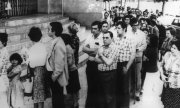 File d'attente devant un bureau de vote, à Barcelone, en 1977. (© picture-alliance/dpa)