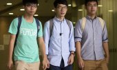 The three convicted activists Joshua Wong, Nathan Law and Alex Cho (l-r) in August 2016. (© picture-alliance/dpa)