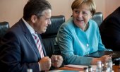 Foreign Minister Gabriel (SPD) and Chancellor Merkel (CDU). (© picture-alliance/dpa)