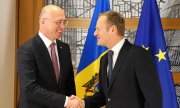 Moldova's Prime Minister Filip Pavel and EU Council President Donald Tusk on the eve of the Eastern Partnership summit in Brussels. (© picture-alliance/dpa)
