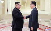 Kuzey Kore diktatörü Kim, Güney Kore temsilcisini Pyongyang'da kabul ederken. (© picture-alliance/dpa)