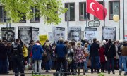 Demonstrators protesting the imprisonment of journalists in Turkey in May 2017 in Berlin. (© picture-alliance/dpa)