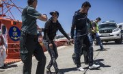 Two migrants arrive in the port of Tarifa after being rescued in the Strait of Gibralter at the end of June. (© picture-alliance/dpa)