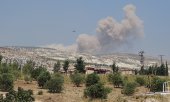 Nach russischen Luftangriffen in der Nähe von Idlib am 4. September 2018 steigt Rauch auf. (© picture-alliance/dpa)