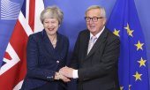 La Première ministre britannique, Theresa May, et le président de la Commission européenne, Jean-Claude Juncker. (© picture-alliance/dpa)