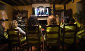 Yellow vest protesters watching Macron's speech on the state of the nation. (© picture-alliance/dpa)