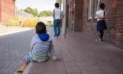 Three children living as refugees at a reception centre in the Netherlands. (© picture-alliance/dpa)