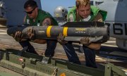Matrosen verstauen am 10. Mai 2019 eine Rakete an Bord des Lenkwaffenzerstörers USS Bainbridge, der zum Flottenverband der USS Abraham Lincoln gehört. (© picture-alliance/dpa)