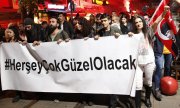 Demonstranten halten am 11. Mai 2019 in Istanbul ein Banner mit der Aufschrift "alles wird gut". (© picture-alliance/dpa)