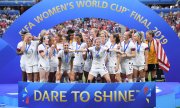 Die Siegerinnen aus den USA feiern ihren vierten WM-Titel. (© picture-alliance/dpa)