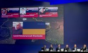 Представители международной группы следователей демонстрируют фотографии четырёх подозреваемых. (© picture-alliance/dpa)
