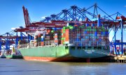 A fully loaded container ship docked in Hamburg. (© picture-alliance/dpa)