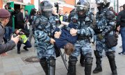 Полицейские задерживают демонстранта во время протестов в Москве, 10-е августа 2019-го года. (© picture-alliance/dpa)