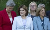 Рована Плумб (в центре) - кандидат, проверку не прошедший. (© picture-alliance/dpa)
