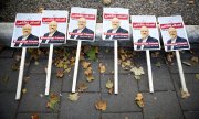 Protest posters in front of the Saudi embassy in London on 26 October 2018. (© picture-alliance/dpa)