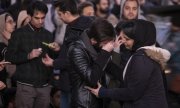 Genç bir İranlı düşürülen uçakta ölenler için yas tutarken. (© picture-alliance/dpa)