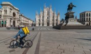 The almost empty cathedral square in the regional capital, Milan, on 9 April. (© picture-alliance/dpa)