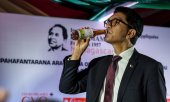 Andry Rajoelina, Präsident von Madagaskar, trinkt eine Flasche des pflanzlichen Heilmittels Covid Organics. (© picture-alliance/dpa)