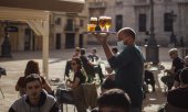 En Espagne, comme ici à Tarragone, les cafés ont pu rouvrir, en observant quelques précautions. (© picture-alliance/dpa)