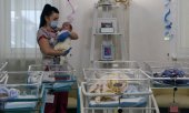 Almost 40 babies mediated via Ukraine's largest surrogate motherhood agency Biotexcom are waiting to be picked up by their parents at a hotel in Kiev. (© picture-alliance/dpa)