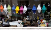 Витрина пошивочной мастерской в Бонне. (© picture-alliance/dpa)