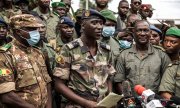 The leader of the coup Ismaël Wagué talking to the press. (© picture-alliance/dpa)