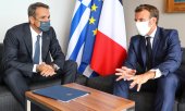 Yunanistan Başbakanı Miçotakis ve Fransa Cumhurbaşkanı Macron. (© picture-alliance/dpa)