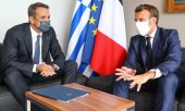 Griechenlands Premier Mitsotakis (links) und Frankreichs Präsident Macron. (© picture-alliance/dpa)