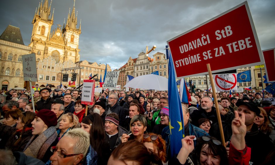 Demonstranten werfen Premier Andrej Babiš am 1. März 2020 wegen des Agrofert-Konzerns einen Interessenskonflikt vor. Zum Konzern gehören auch mehrere Zeitungen.