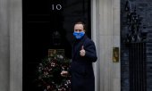 UK Health Secretary Matt Hancock also ended the lockdown for shops when announcing the vaccine's approval. (© picture-alliance/dpa/Kirsty Wigglesworth)