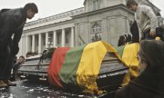 Cercueils de victimes de la tentative de putsch, le 16 janvier 1991. (© picture-alliance/dpa)