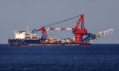 Российское трубоукладочное судно Фортуна, участвующее в строительстве трубопровода. (© picture-alliance/dpa/Бернд Вюстнек)