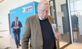 AfD parliamentary group leader Alexander Gauland (front) and party spokesmanTino Chrupalla on March 3. (© picture-alliance/Michael Kappeler)